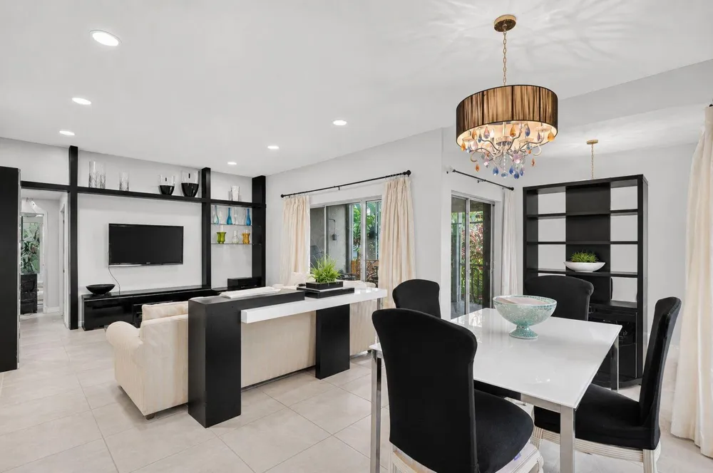 6487 Via Regina Boca Raton, FL 33433