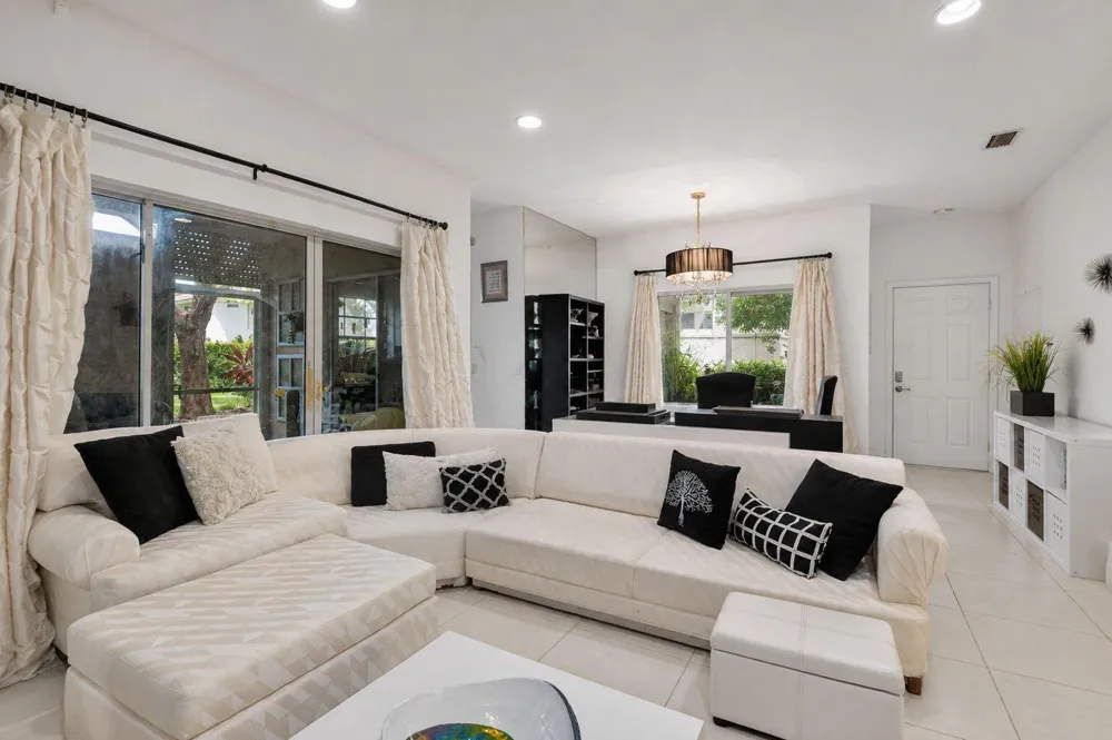6487 Via Regina Boca Raton, FL 33433