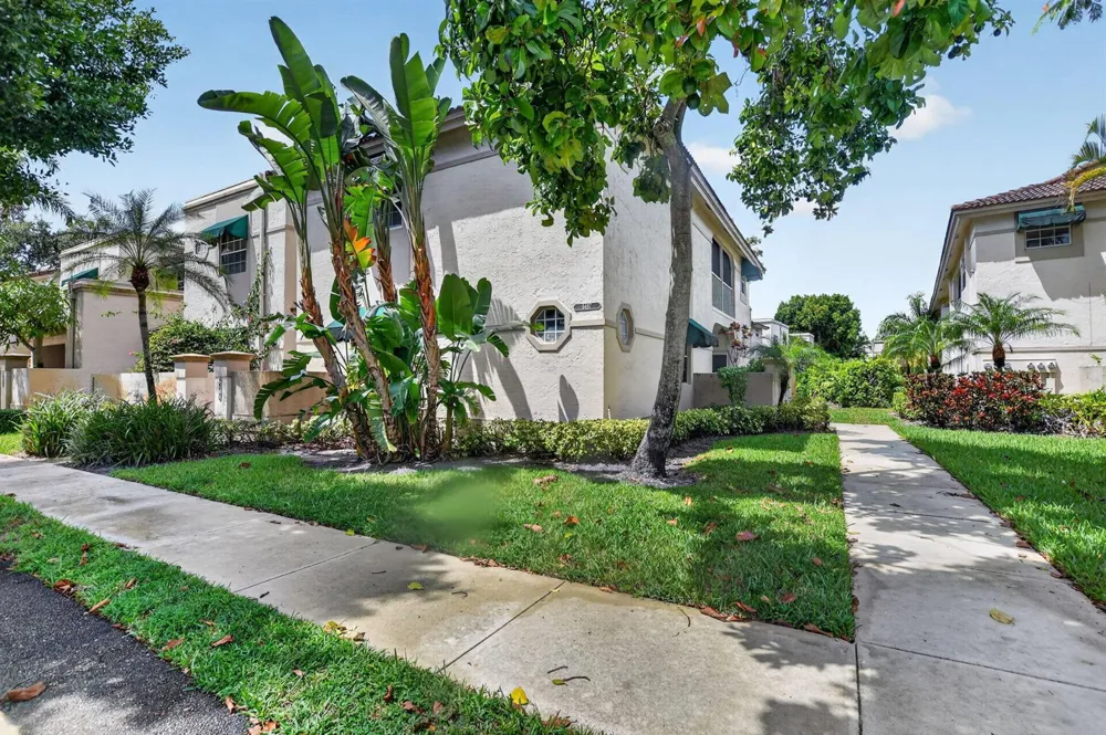 6487 Via Regina Boca Raton, FL 33433