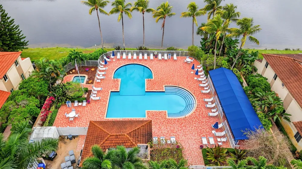 6487 Via Regina Boca Raton, FL 33433