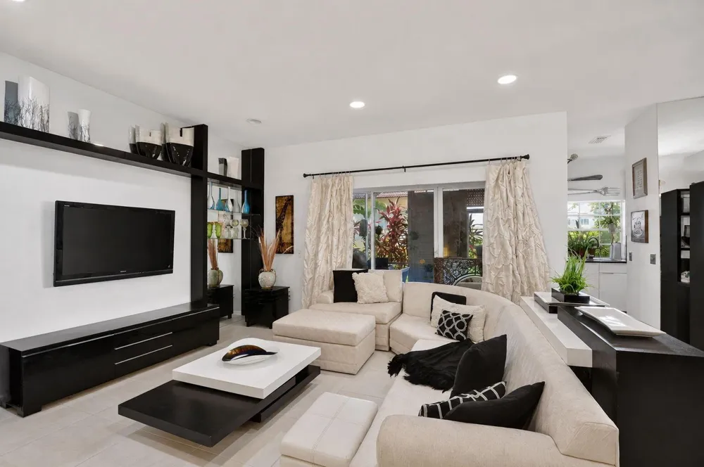 6487 Via Regina Boca Raton, FL 33433