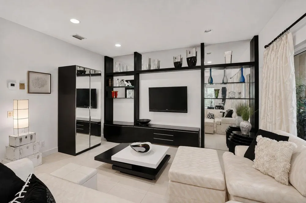 6487 Via Regina Boca Raton, FL 33433
