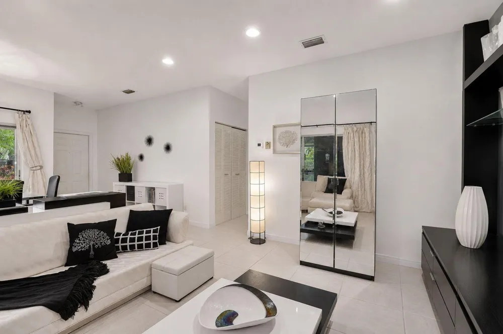 6487 Via Regina Boca Raton, FL 33433