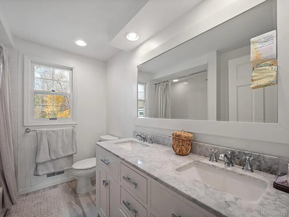 749 KENSINGTON LANE Bloomfield Charter Township, MI 48304