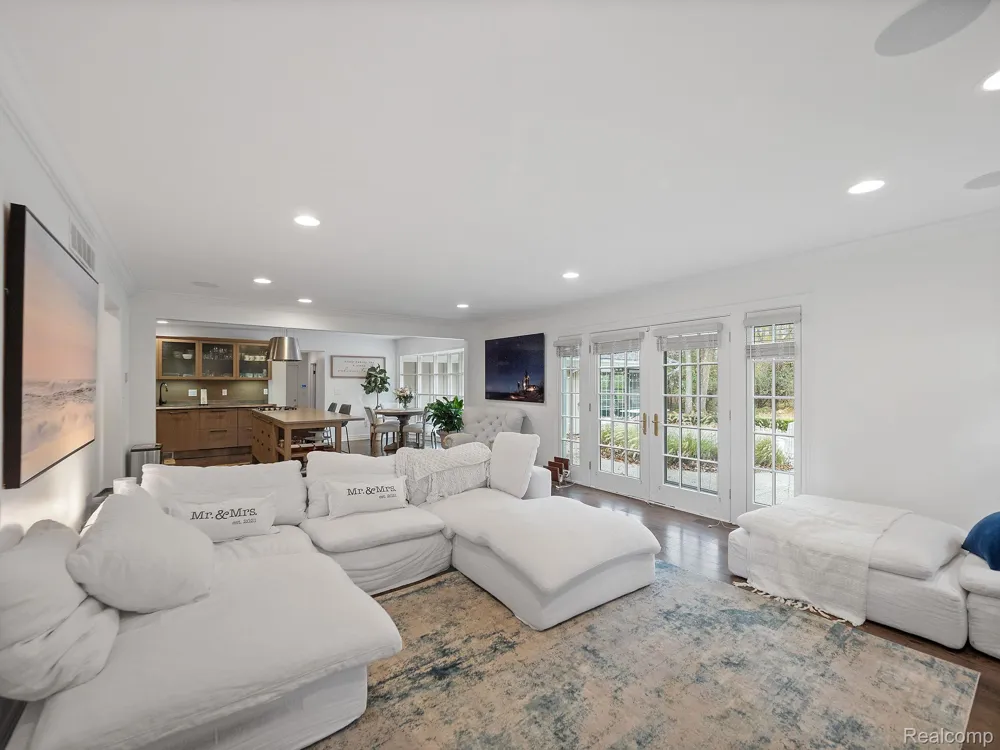 749 KENSINGTON LANE Bloomfield Charter Township, MI 48304