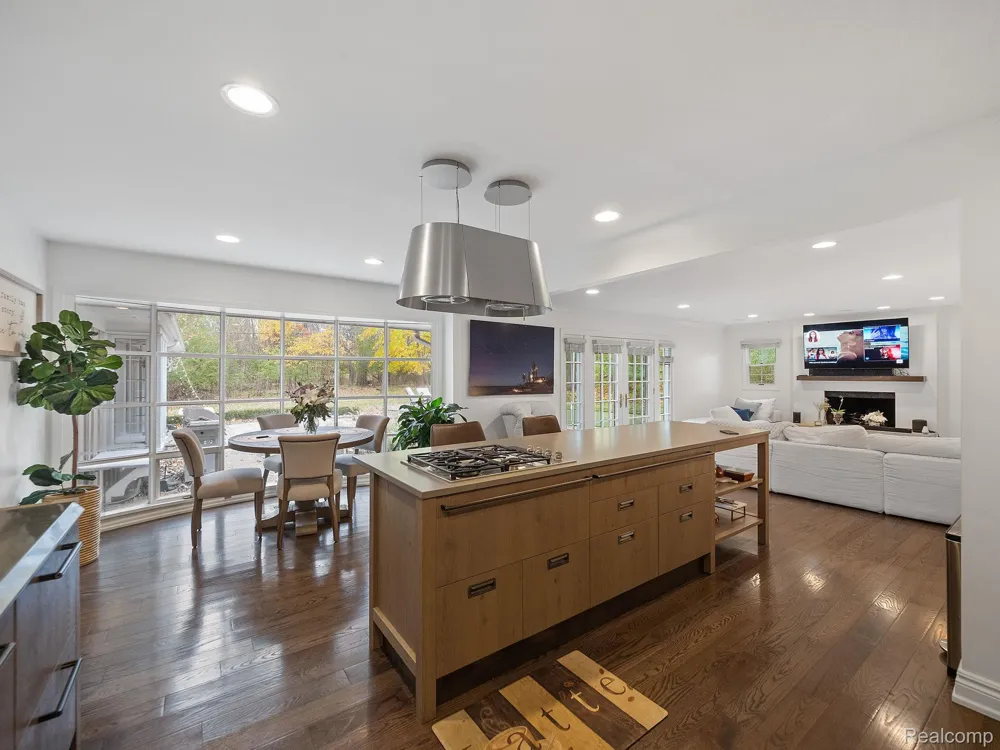 749 KENSINGTON LANE Bloomfield Charter Township, MI 48304