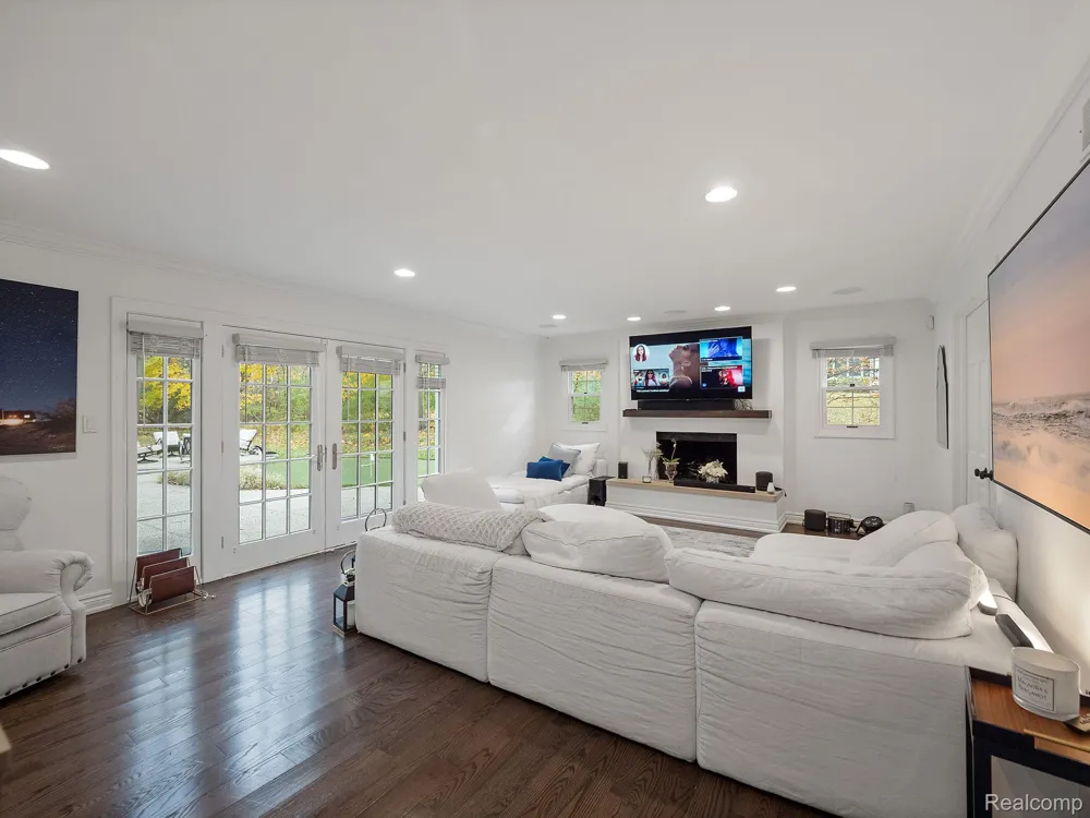 749 KENSINGTON LANE Bloomfield Charter Township, MI 48304
