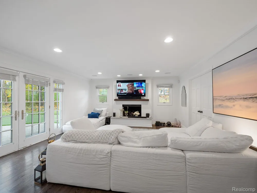 749 KENSINGTON LANE Bloomfield Charter Township, MI 48304