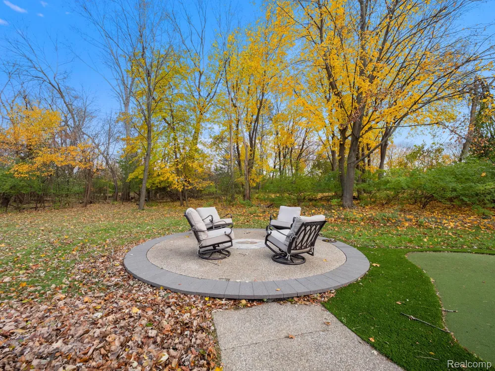 749 KENSINGTON LANE Bloomfield Charter Township, MI 48304