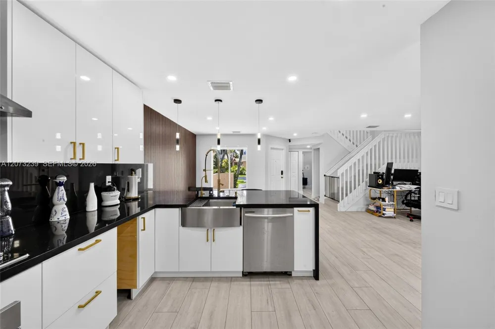 16407 SW 73rd Ter Miami, FL 33193