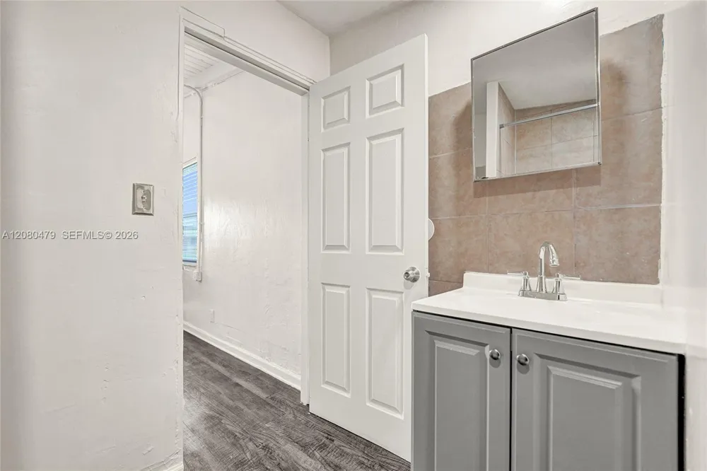1843 Lauderdale Manor Dr Fort Lauderdale, FL 33311