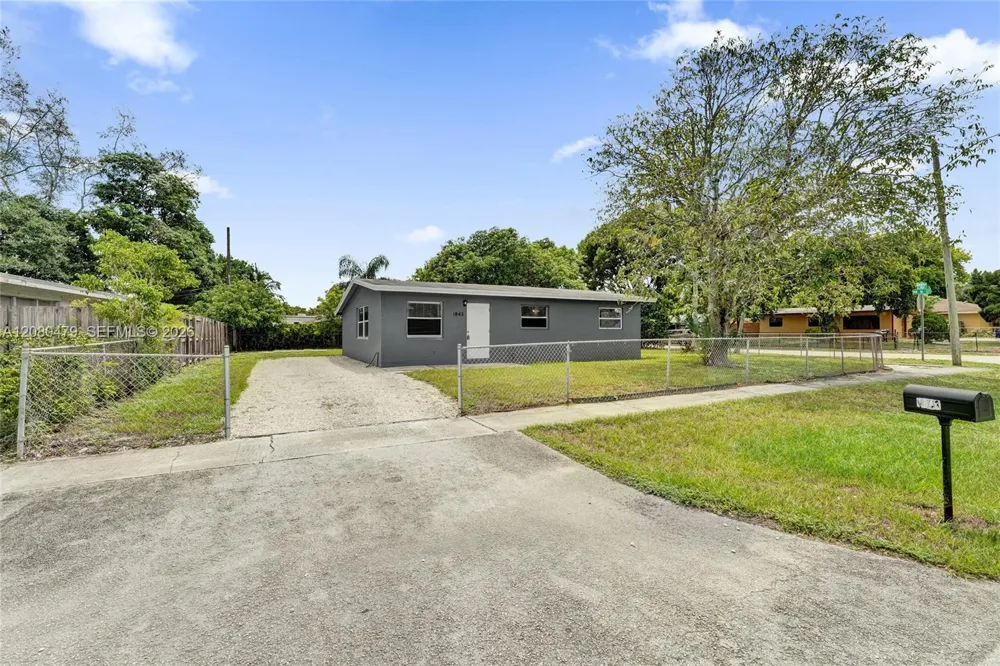 1843 Lauderdale Manor Dr Fort Lauderdale, FL 33311