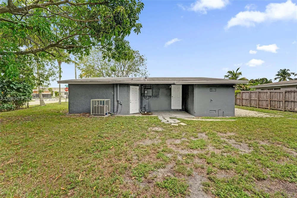 1843 Lauderdale Manor Dr Fort Lauderdale, FL 33311