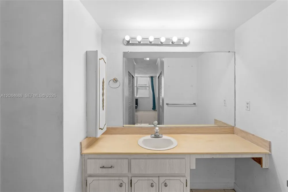 5001 Collins Ave #5E Miami Beach, FL 33140