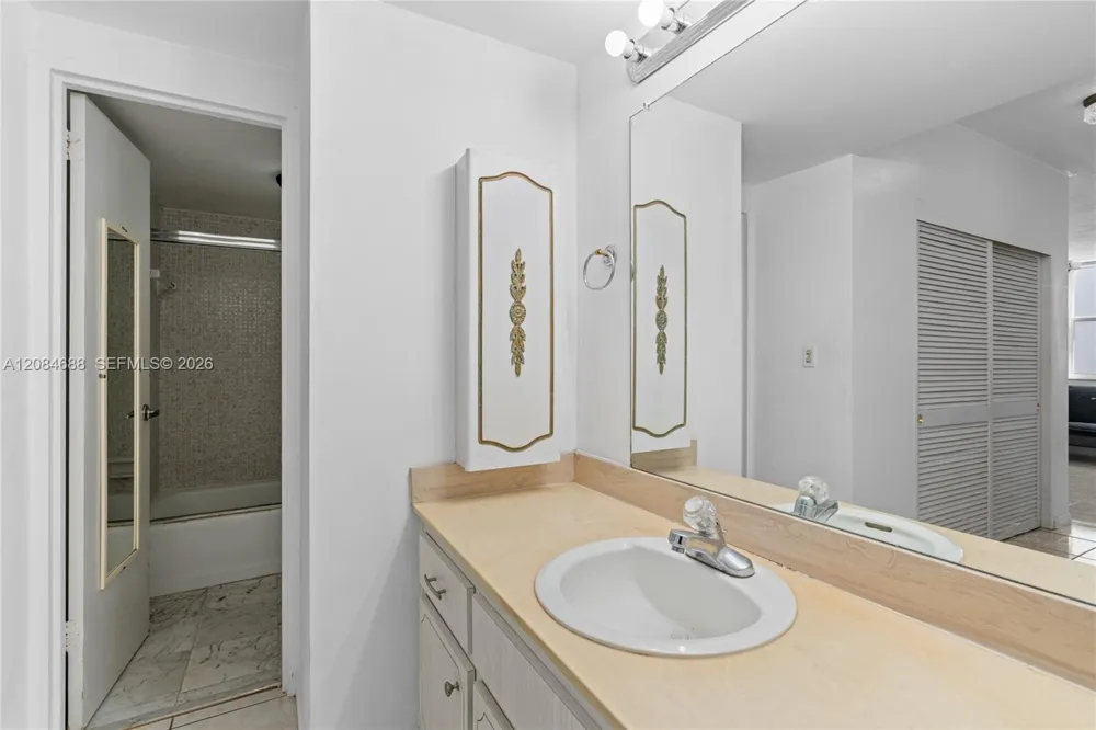 5001 Collins Ave #5E Miami Beach, FL 33140
