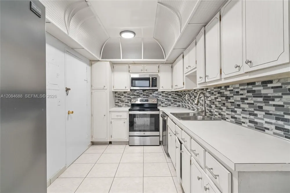 5001 Collins Ave #5E Miami Beach, FL 33140