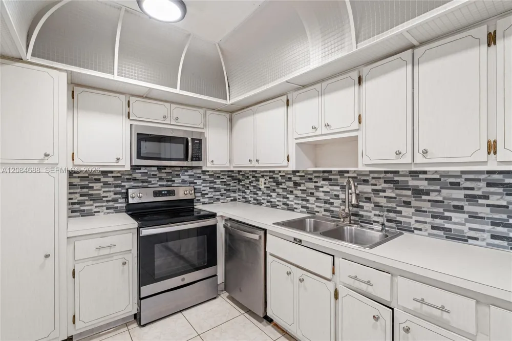 5001 Collins Ave #5E Miami Beach, FL 33140