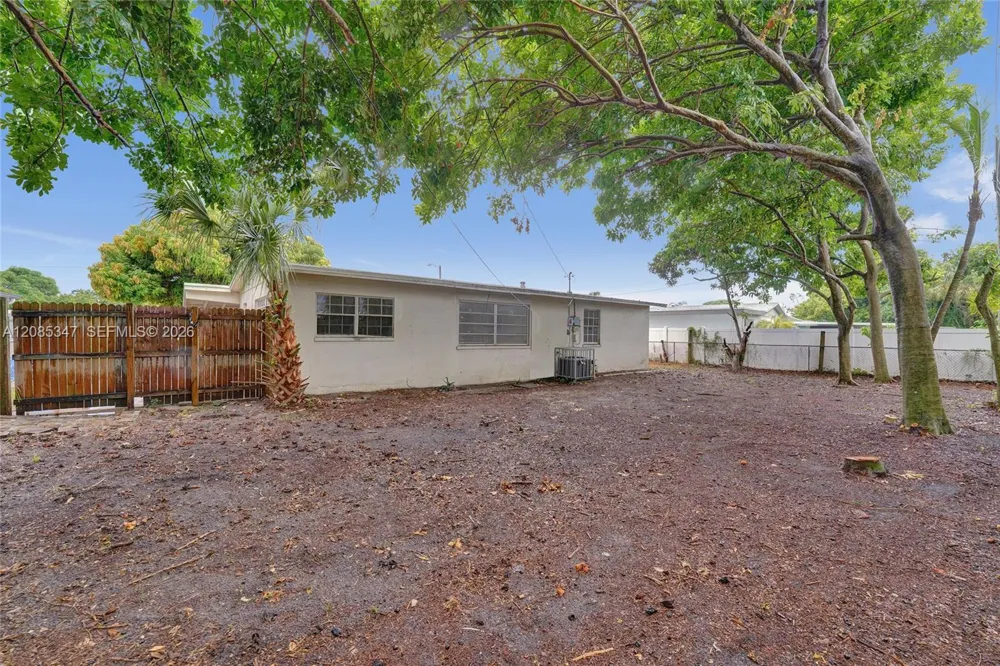 3751 NW 25th St Lauderdale Lakes, FL 33311