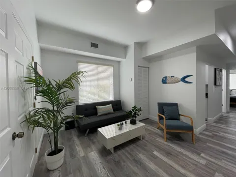 29 Oviedo Ave #3