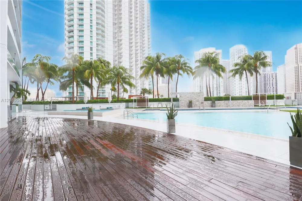 90 SW 3rd St #3002 Miami, FL 33130