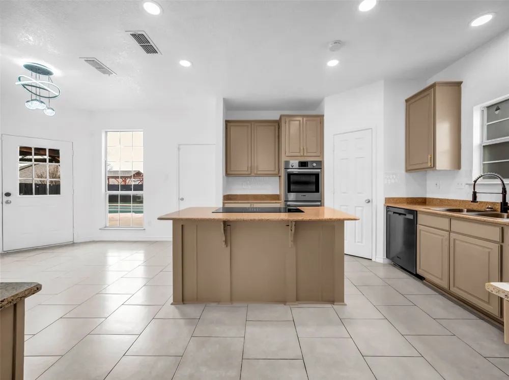 2913 Spartacus Drive Grand Prairie, TX 75052