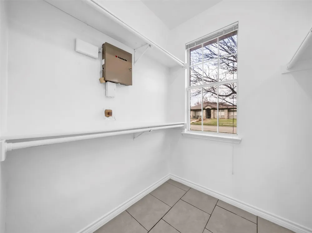 2913 Spartacus Drive Grand Prairie, TX 75052