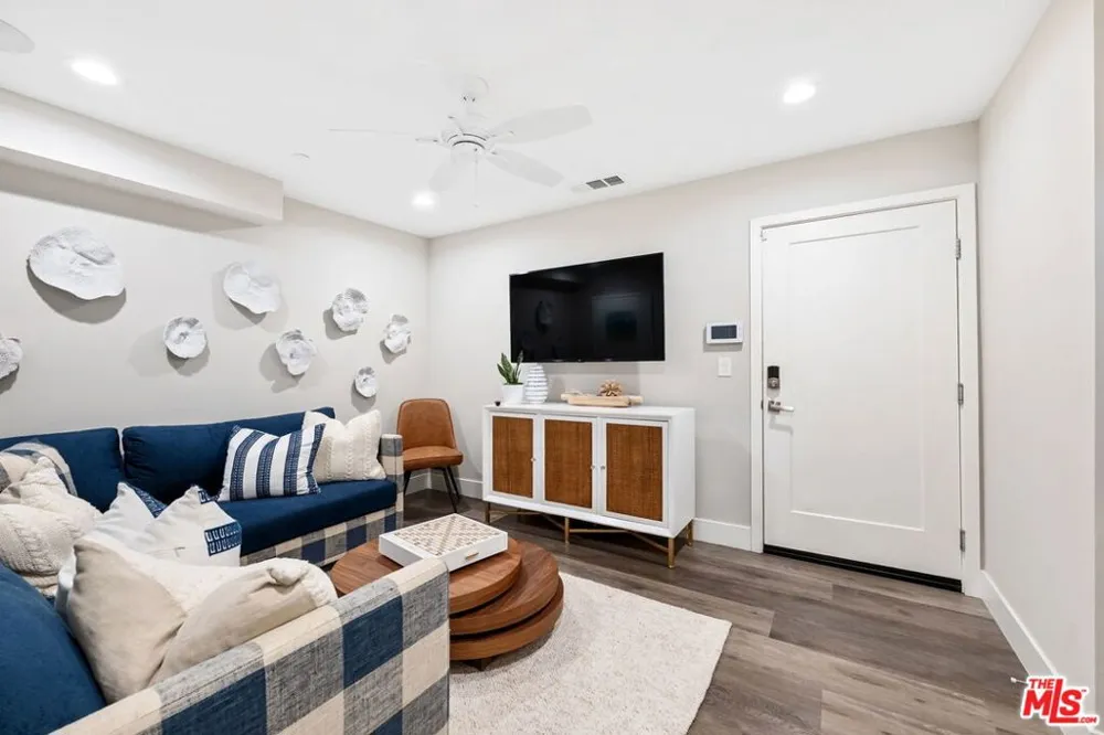 4373 Paxton Place Calabasas, CA 91302