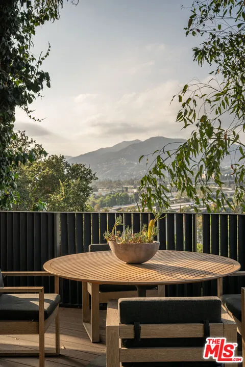 4901 El Canto Drive Los Angeles, CA 90041