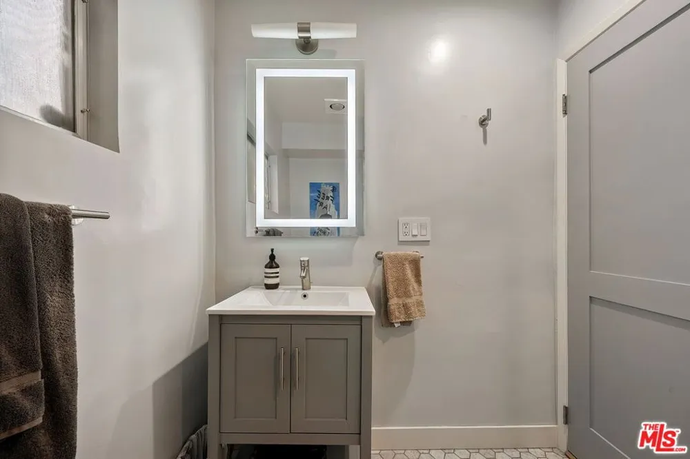 4901 El Canto Drive Los Angeles, CA 90041