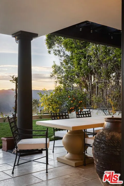 16736 Via Pacifica Pacific Palisades, CA 90272