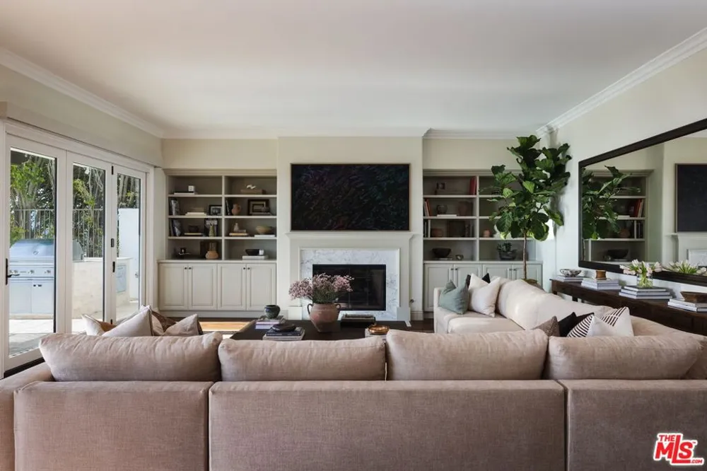 16736 Via Pacifica Pacific Palisades, CA 90272