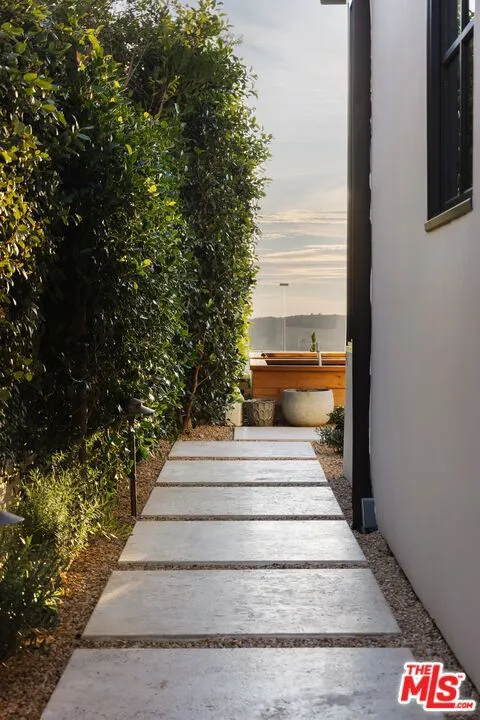 16736 Via Pacifica Pacific Palisades, CA 90272