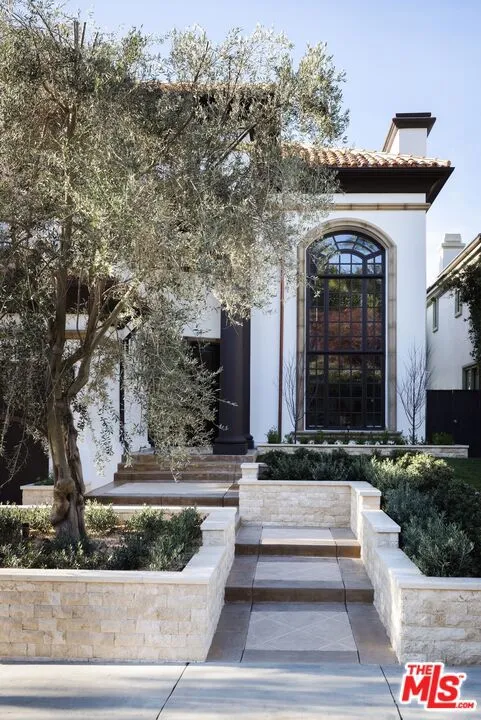 16736 Via Pacifica Pacific Palisades, CA 90272