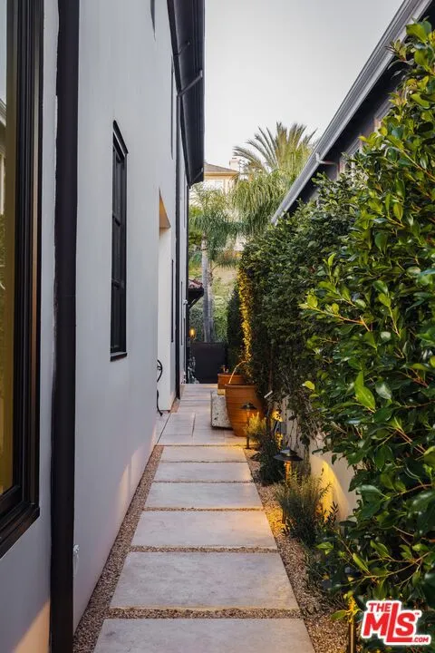 16736 Via Pacifica Pacific Palisades, CA 90272