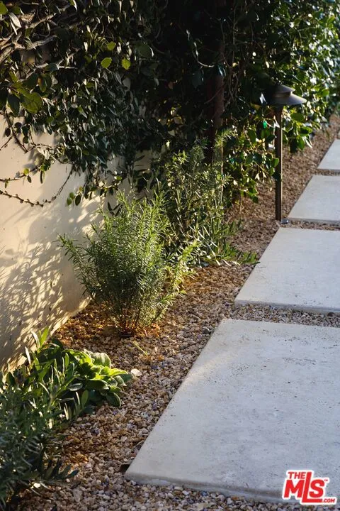 16736 Via Pacifica Pacific Palisades, CA 90272