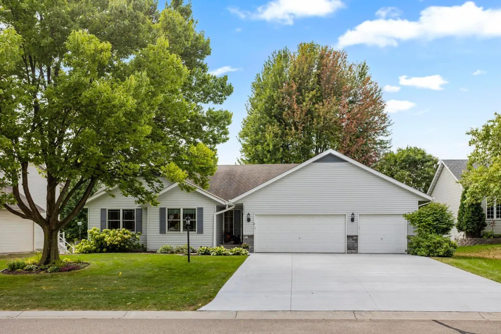 2452 Eagle Valley Drive Woodbury, MN 55129