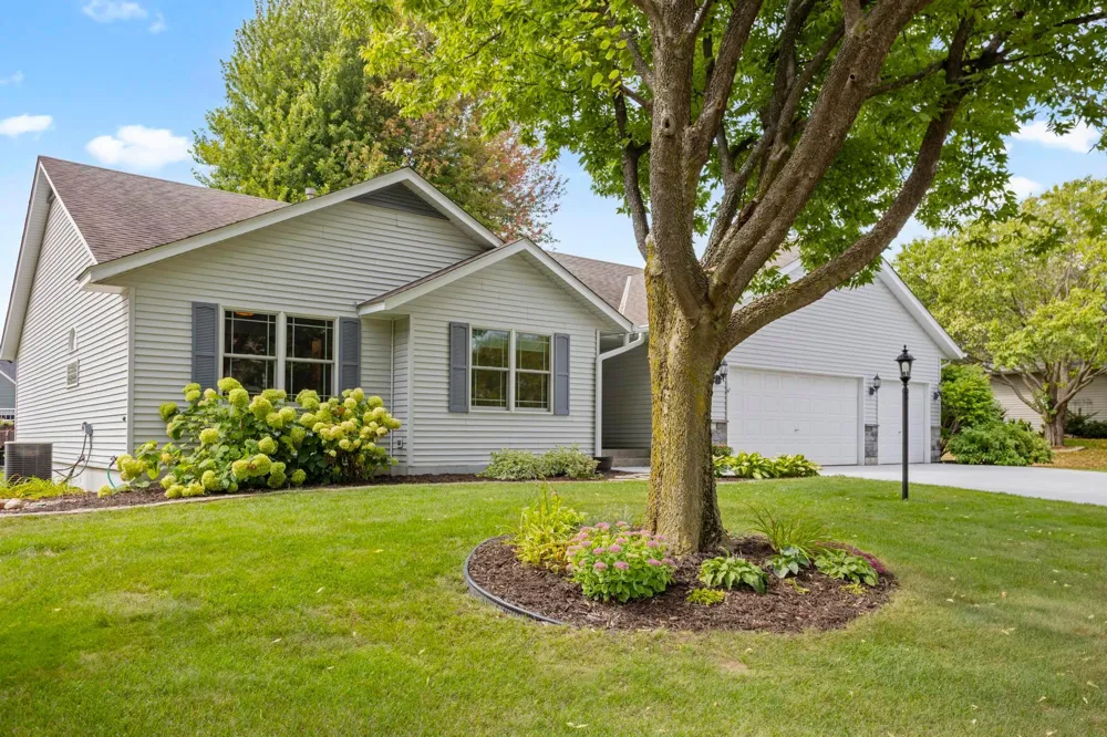 2452 Eagle Valley Drive Woodbury, MN 55129