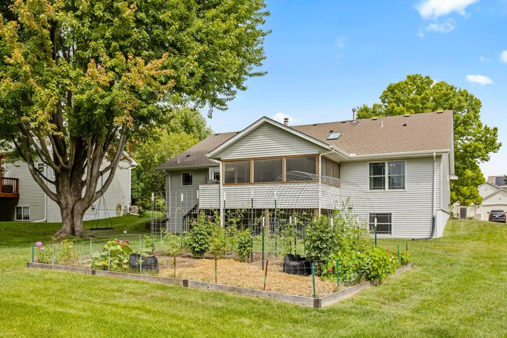 2452 Eagle Valley Drive Woodbury, MN 55129