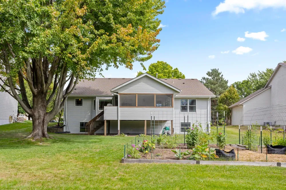 2452 Eagle Valley Drive Woodbury, MN 55129