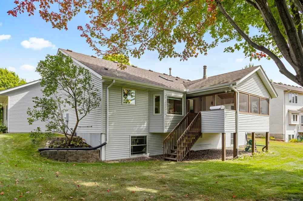 2452 Eagle Valley Drive Woodbury, MN 55129