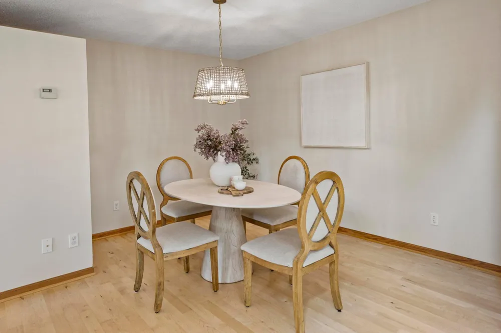 2452 Eagle Valley Drive Woodbury, MN 55129