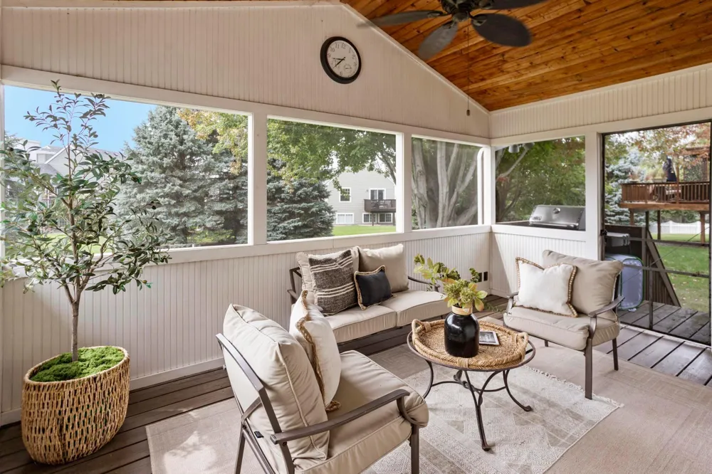 2452 Eagle Valley Drive Woodbury, MN 55129