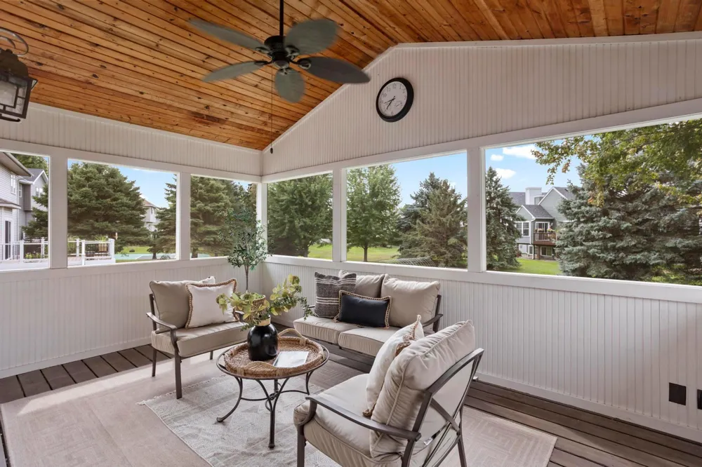 2452 Eagle Valley Drive Woodbury, MN 55129