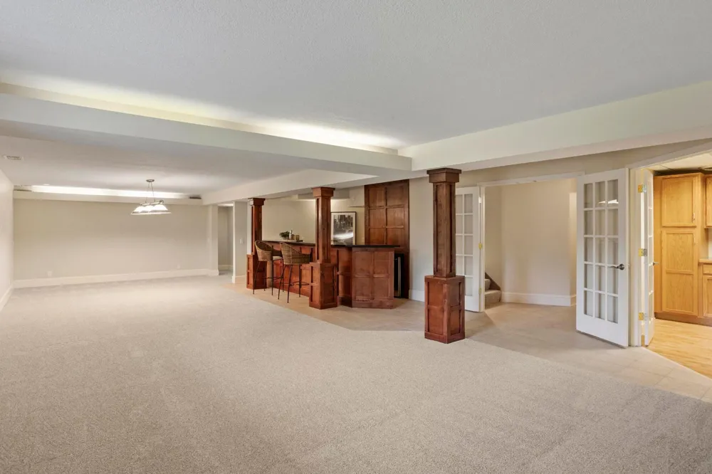 2452 Eagle Valley Drive Woodbury, MN 55129