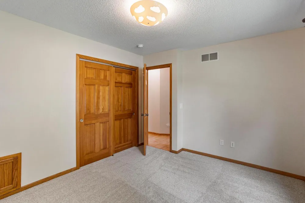 2452 Eagle Valley Drive Woodbury, MN 55129