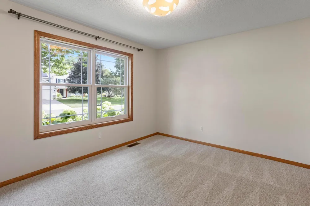 2452 Eagle Valley Drive Woodbury, MN 55129