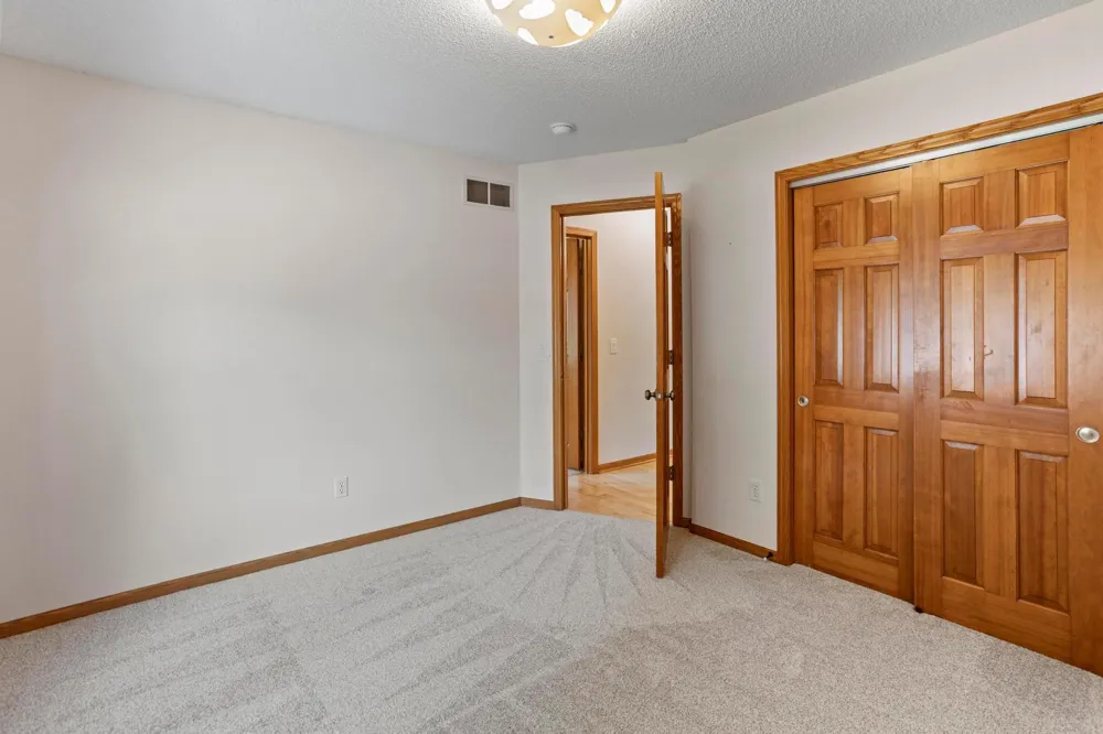 2452 Eagle Valley Drive Woodbury, MN 55129