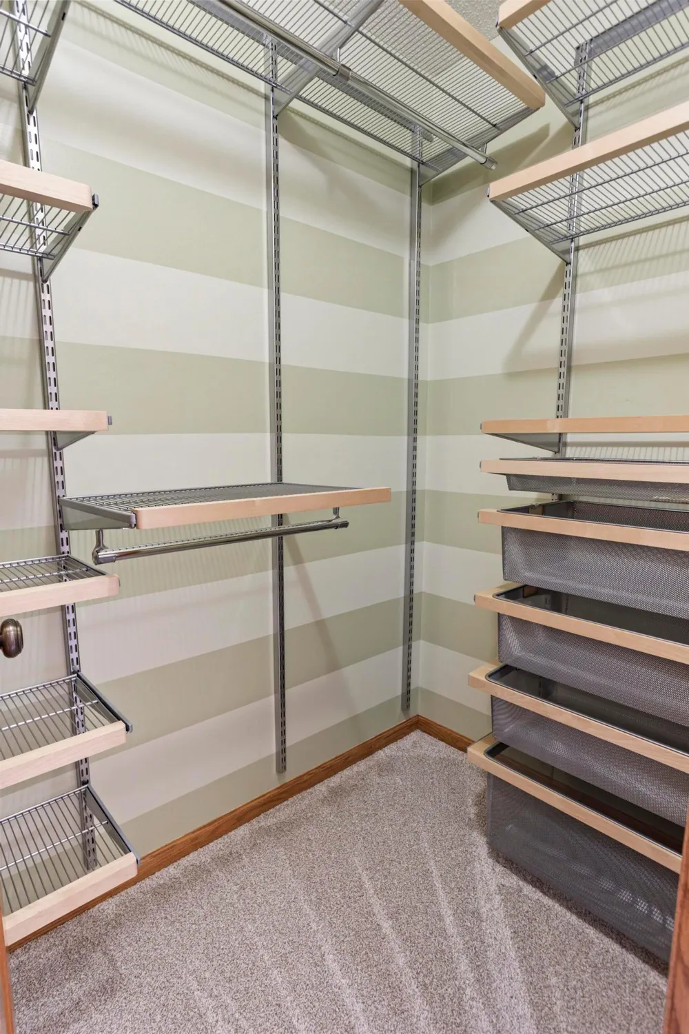 2452 Eagle Valley Drive Woodbury, MN 55129