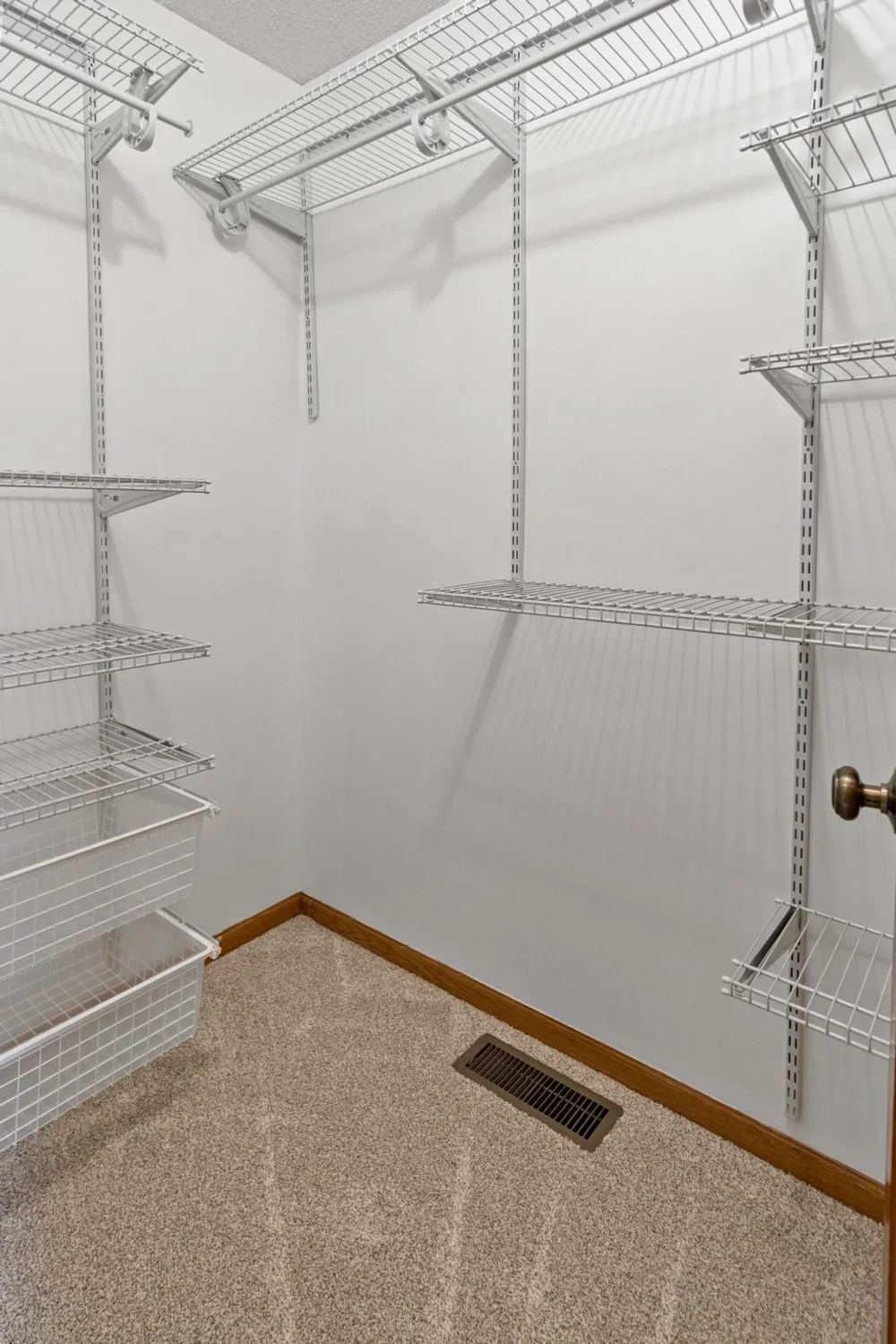 2452 Eagle Valley Drive Woodbury, MN 55129