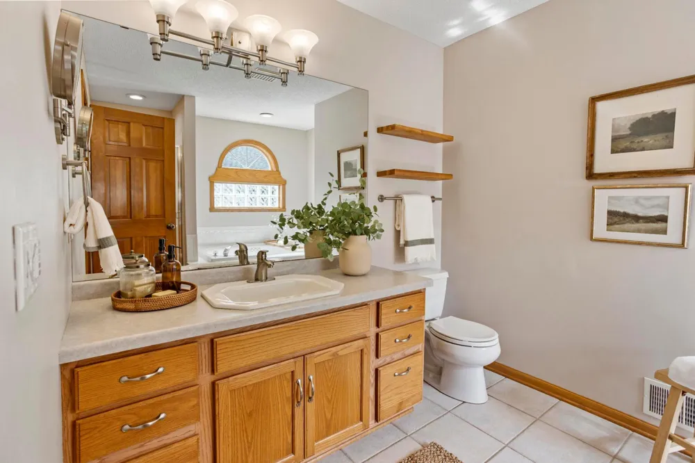 2452 Eagle Valley Drive Woodbury, MN 55129